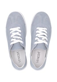 Hellgraue Wildledersneaker mit weißen Schnürsenkeln, die eine glatte Textur und ein klassisches Design aufweisen. Der Markenname "VENEZIA" ist auf der Innensohle sichtbar.