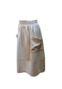 Falda beige hasta la rodilla hecha de tejido texturizado, con una cinturilla elástica y un gran bolsillo lateral, con detalles de costura visibles.