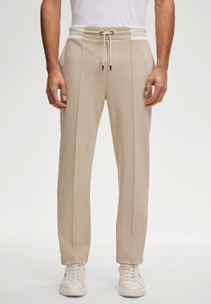 - Spodnie treningowe