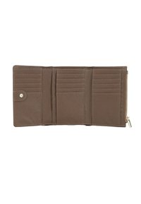 Portafoglio in pelle marrone a tre pieghe aperto, che mostra più scomparti per carte, una tasca con bottone a pressione e un comparto con zip sul lato destro.