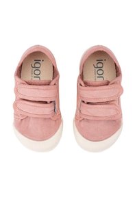 Zapatillas de lona rosas con dos cintas de velcro, suelas de goma blanca, punteras redondas y una etiqueta en el interior que dice "igor, made in Spain."