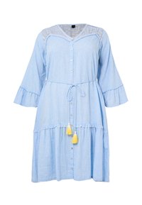 Hellblaues Hemdkleid mit V-Ausschnitt, Rüschensäumen und -saum. Verfügt über dekorative gelbe Quasten und einen Kordelzugbund zur Anpassung der Passform.