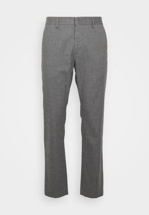 Grå, skreddersydde bukser laget av teksturert stoff. Har flat foran, beltehemper og rett benklipp. Ingen synlige mønstre eller dekorasjoner.