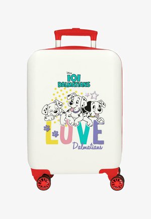 Maleta blanca con asa y ruedas rojas, con cachorros de 101 dálmatas sobre el texto colorido "LOVE" y huellas de patas.