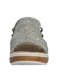 Vue de face d'une sandale en tissu tissé gris avec bout ouvert et semelle en liège superposée et blanche.