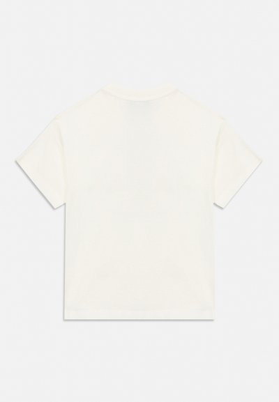 Απλό λευκό κοντομάνικο μπλουζάκι με στρογγυλή λαιμόκοψη, εμφανιζόμενο επίπεδα από πίσω πάνω σε λευκό φόντο.