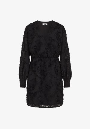 Crna haljina s dugim puf rukavima, strukturirana tkanina s resama, V-izrez i nabrani detalj u struku.