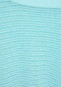 Tissu tricoté bleu clair avec des rangées alternées de mailles serrées et ouvertes formant des rayures horizontales texturées.