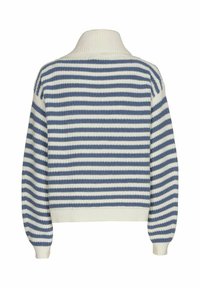 Gestreepte trui met een hoge geribbelde kraag, voorzien van marineblauwe en witte horizontale strepen, losse pasvorm, en geribbelde manchetten en onderrand.