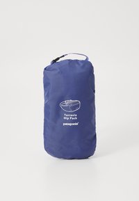 Patagonia Terravia Hip Pack in blu, realizzato in tessuto resistente. Presenta una forma arrotondata con logo e illustrazione sulla parte anteriore. Include una cinghia di chiusura.