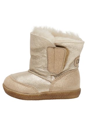 Botte d’hiver beige pour enfant avec doublure en fourrure douce, semelle texturée et sangle velcro sur le côté pour un maintien facile.
