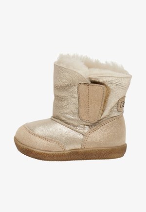 Botte d’hiver beige pour enfant avec doublure en fourrure douce, semelle texturée et sangle velcro sur le côté pour un maintien facile.