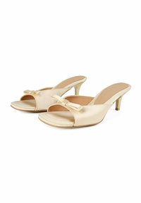 Beige Satin High Heelsandalen mit offener Zehe, ausgestattet mit einer Schleifenakzent am Riemen und einem eleganten Design. Sanfte Textur und geschwungene Form.