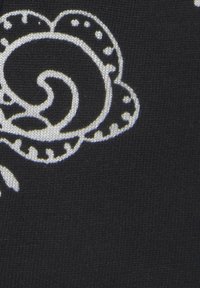 Zwarte stof met een gedetailleerd wit bloemontwerp met draaiende bloemblaadjes en stippen, die een gladde textuur en ingewikkelde patronen toont.