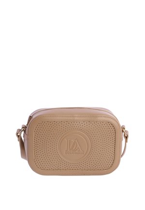 Bolso bandolera rectangular beige con panel delantero perforado y logo en relieve "DON ALGODON", con correa ajustable y cremallera superior.
