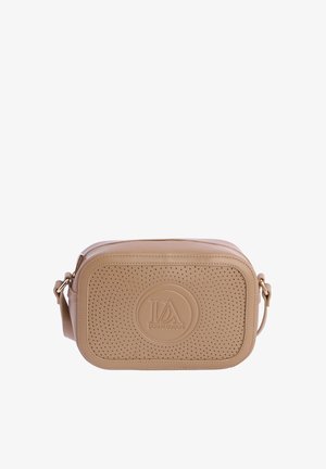 Bolso bandolera rectangular beige con panel delantero perforado y logo en relieve "DON ALGODON", con correa ajustable y cremallera superior.