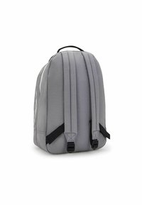 Sac à dos en tissu gris avec des côtés rembourrés, des bretelles ajustables et une poignée supérieure. Il dispose de coutures renforcées et d'une forme structurée.