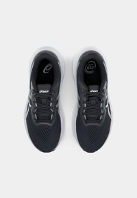 Czarno-szare buty sportowe z siateczkową cholewką, wzmocnionym czubkiem i systemem sznurowania. Posiadają logo i perforowany design dla lepszej wentylacji.
