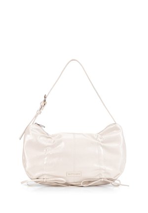 Bolso de hombro de cuero blanco con correa ajustable, cierre de cremallera, pequeña etiqueta de marca y lazos decorativos en las esquinas inferiores.