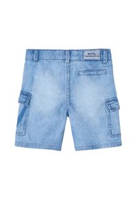 Shorts cargo in denim di colore azzurro chiaro. Presentano due tasche laterali, una tasca sul retro e un’etichetta in vita. Superficie liscia con cuciture a punto.