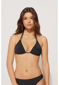 Černý trojúhelníkový bikinový top s metalickým efektem, tenkými ramínky a minimalistickým designem. Obsahuje jednoduchou sponu na zadní straně.