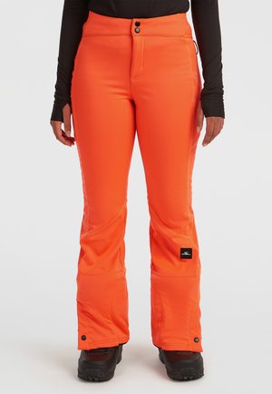 Pantalones de nieve de color naranja brillante, fabricados con un material duradero y resistente al agua. Presentan una cintura alta, cierre con botón y dobladillos reforzados con etiqueta de logo.