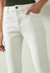 Next CROPPED - Džíny Slim Fit - white