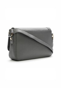 Borsa a tracolla in pelle grigia con superficie texturizzata, pattina angolare e una sottile tracolla. Presenta hardware metallico e design minimalista.