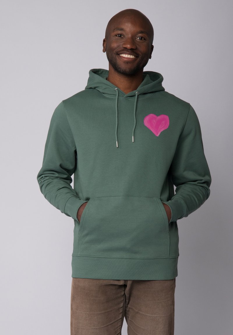 Groene hoodie met een voorzak, met een roze hartontwerp op de linker borst. Gemaakt van textuurstof met verstelbare koorden.