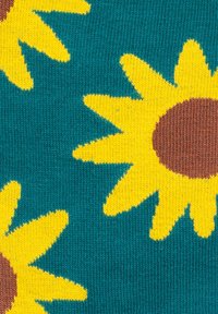 Strikket stof i teal med et mønster af store gule solsikker, hver med en brun midte, med en blød tekstur og ensartet søm.