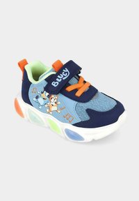 Zapatilla infantil en azul marino y celeste con acentos en naranja, material de malla, correa de Velcro, que presenta personajes de dibujos animados y luces de suela multicolores.