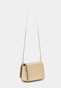 Borsa a tracolla in pelle dorata con una tracolla in catena metallica, forma rettangolare, texture liscia e chiusura a patta.