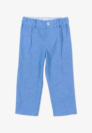Pantalon décontracté bleu clair avec fermeture à bouton, passants de ceinture et détail de taille élastique, posé à plat sur un fond blanc.