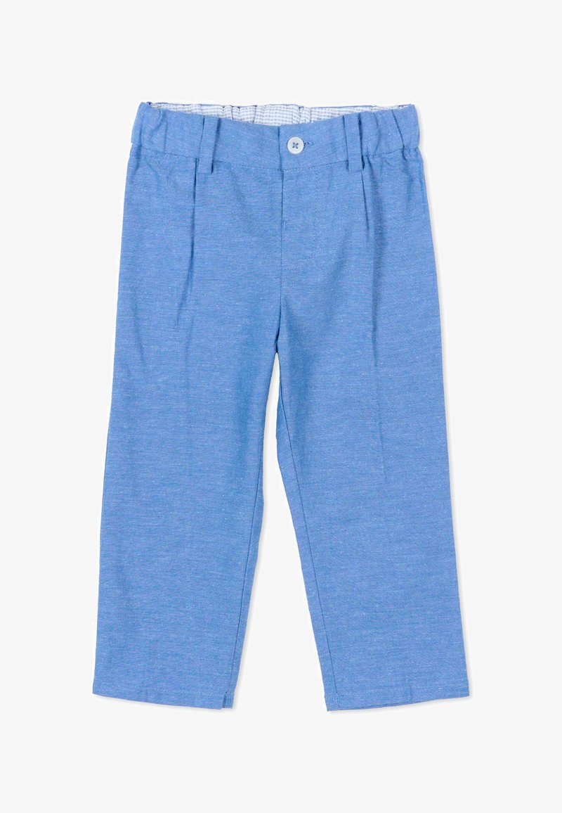 Lichtblauwe casual broek met knoopsluiting, riemlussen en details van een elastische tailleband, plat gelegd op een witte achtergrond.