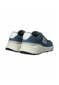 Vyrų sportiniai bateliai su mėlynu zomšinės ir tinklinės tekstūros dizainu, baltais akcentais ir storu, reljefiniu padu su juodu pagrindu ir briaunotais raštais.