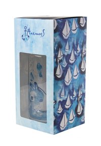 Blaue Glasflasche in einer transparenten Ausstellungsbox mit einem Fischdesign. Box dekoriert mit blauen Aquarellwellen und einem Muster aus weißen Segelbooten.