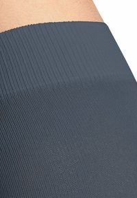 Cintura sportiva di colore blu scuro con texture a coste e sottili perforazioni. Il materiale appare elastico e aderente, progettato per il comfort.