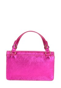 Sac à main métallique rose avec une forme rectangulaire structurée, un dessus plat et une bandoulière courte et ajustable fixée avec du matériel doré.