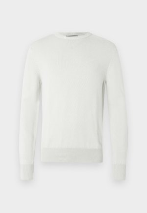 Pull gris clair à col ras du cou en matière tricotée douce. Présente des poignets et un ourlet côtelés, avec une texture subtile et un design minimaliste.