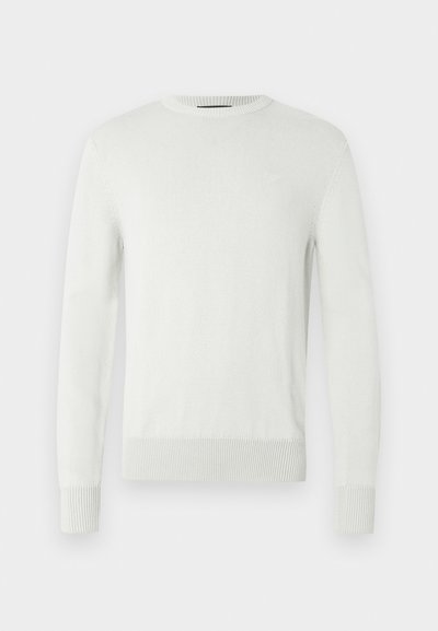 Pull gris clair à col ras du cou en matière tricotée douce. Présente des poignets et un ourlet côtelés, avec une texture subtile et un design minimaliste.