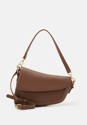 Sac à bandoulière en cuir marron texturé avec des détails dorés, rabat courbé et bandoulière réglable, posé à côté sur un fond blanc.