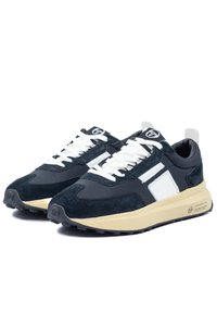 Marineblaue Wildleder- und Mesh-Sneaker mit weißen Akzenten, Schnürdesign, dicker cremefarbener Sohle und strukturiertem schwarzen Gummiausgang.