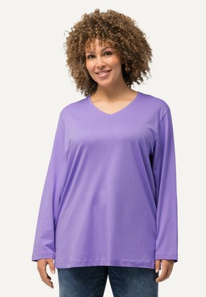Maglione viola a maniche lunghe con scollo a V e vestibilità comoda. Realizzato in tessuto morbido, presenta una superficie liscia e spalle abbassate per un facile utilizzo.