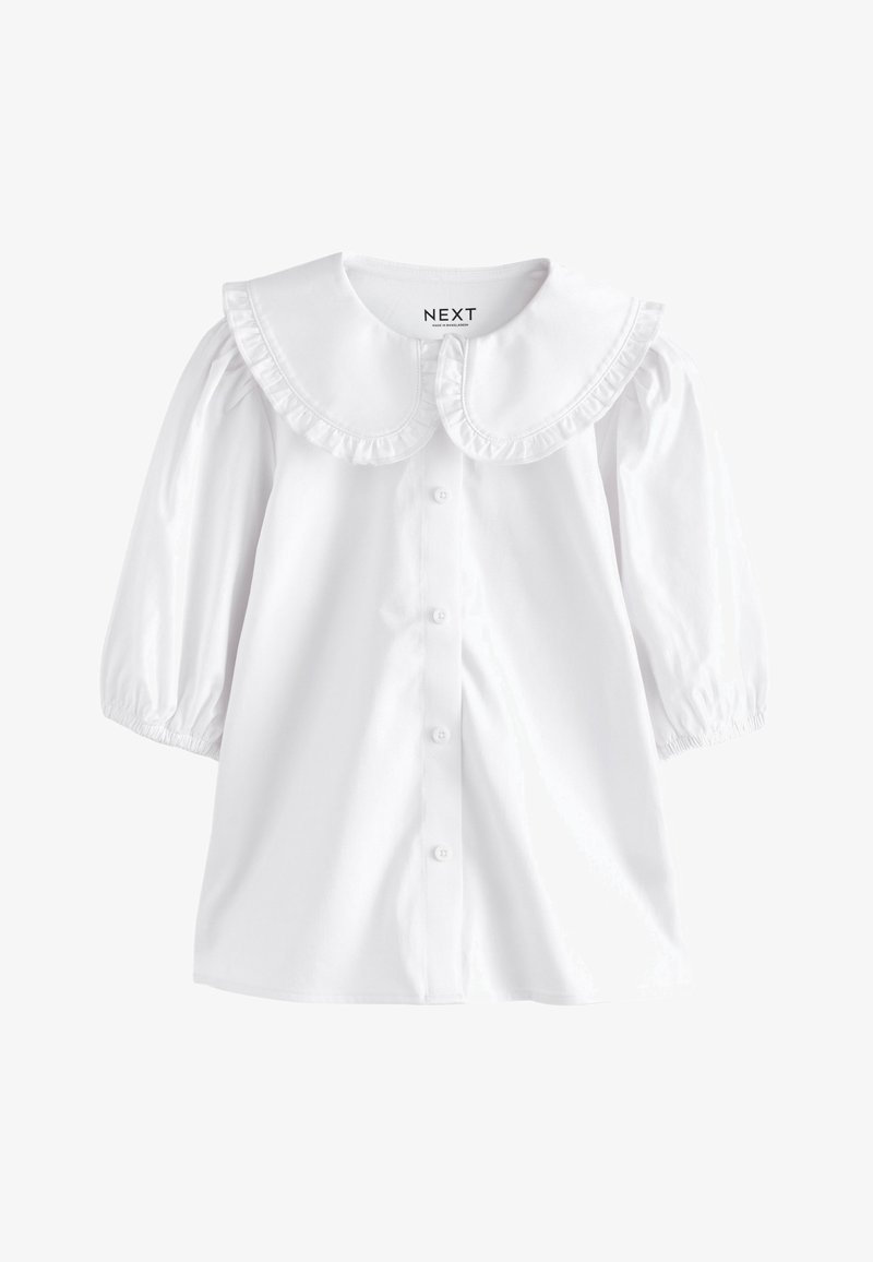 Blouse blanche à manches longues avec grand col arrondi à volants et boutons devant, avec manches froncées et poignets élastiques.