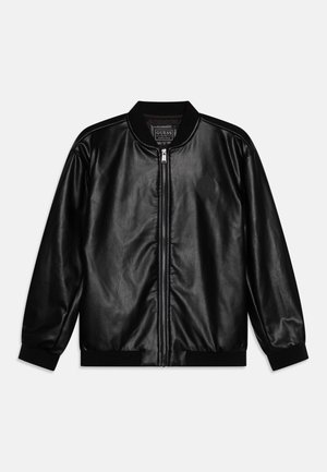 Blouson aviateur en simili cuir noir avec col, poignets et ourlet côtelés, fermeture éclair avant et logo subtilement embossé sur le côté gauche de la poitrine.