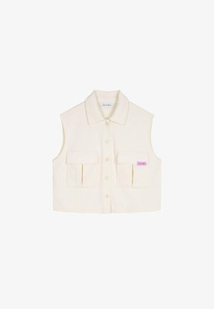 Krémová bezrukávová vesta s límcom, piatimi prednými gombíkmi, dvomi veľkými prednými vreckami a malou značkovou nášivkou na ľavom vrecku.