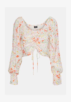 Blouse florale courte avec de longues manches bouffantes. Présente un devant froncé avec un nœud, dans un tissu léger avec des motifs roses, orange et verts.
