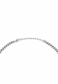 Bracciale in argento con maglie intrecciate dal design liscio, chiuso da un gancio con un accento rosso.