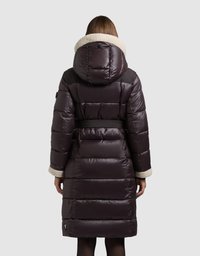 Kurtka puchowa w ciemnym fiolecie, z teksturowanym kapturem wyściełanym sztucznym futrem, taliowana paskiem i z pikowanym panelem.