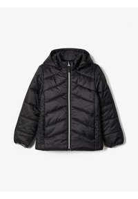 Černá prošívaná bunda s kapucí a předním zipem, elastické manžety, vystavená na bílem pozadí.